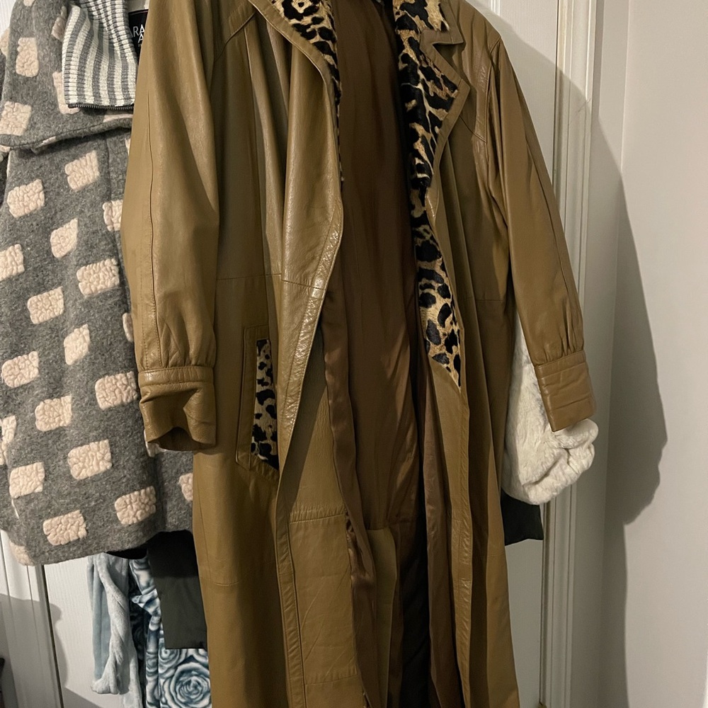 Vintage Lillie Rubin leather coat with real jaguar trim on the collar, cuffs - Picture 2 of 10